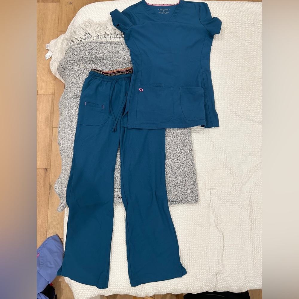 heart soul women’s pitter-pat v-neck solid scrub set, caribbean blue